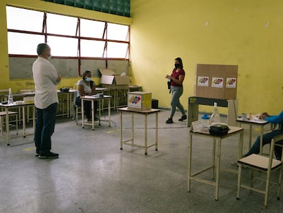 Una mujer vota en un centro electoral al noreste de Caracas, Venezuela, el 21 de noviembre de 2021.