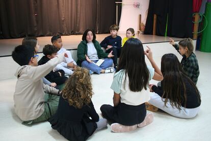 Alumnos durante la hora de comedor en la escuela Margalló de Castelldefels, el 28 de noviembre.