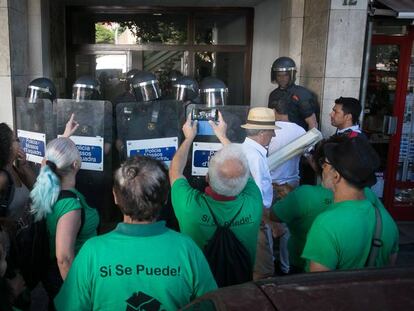 Los Mossos ejecutan un desahucio, ayer, en la calle de Moian&egrave;s, en Barcelona.