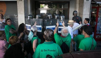 Los Mossos ejecutan un desahucio, ayer, en la calle de Moian&egrave;s, en Barcelona.