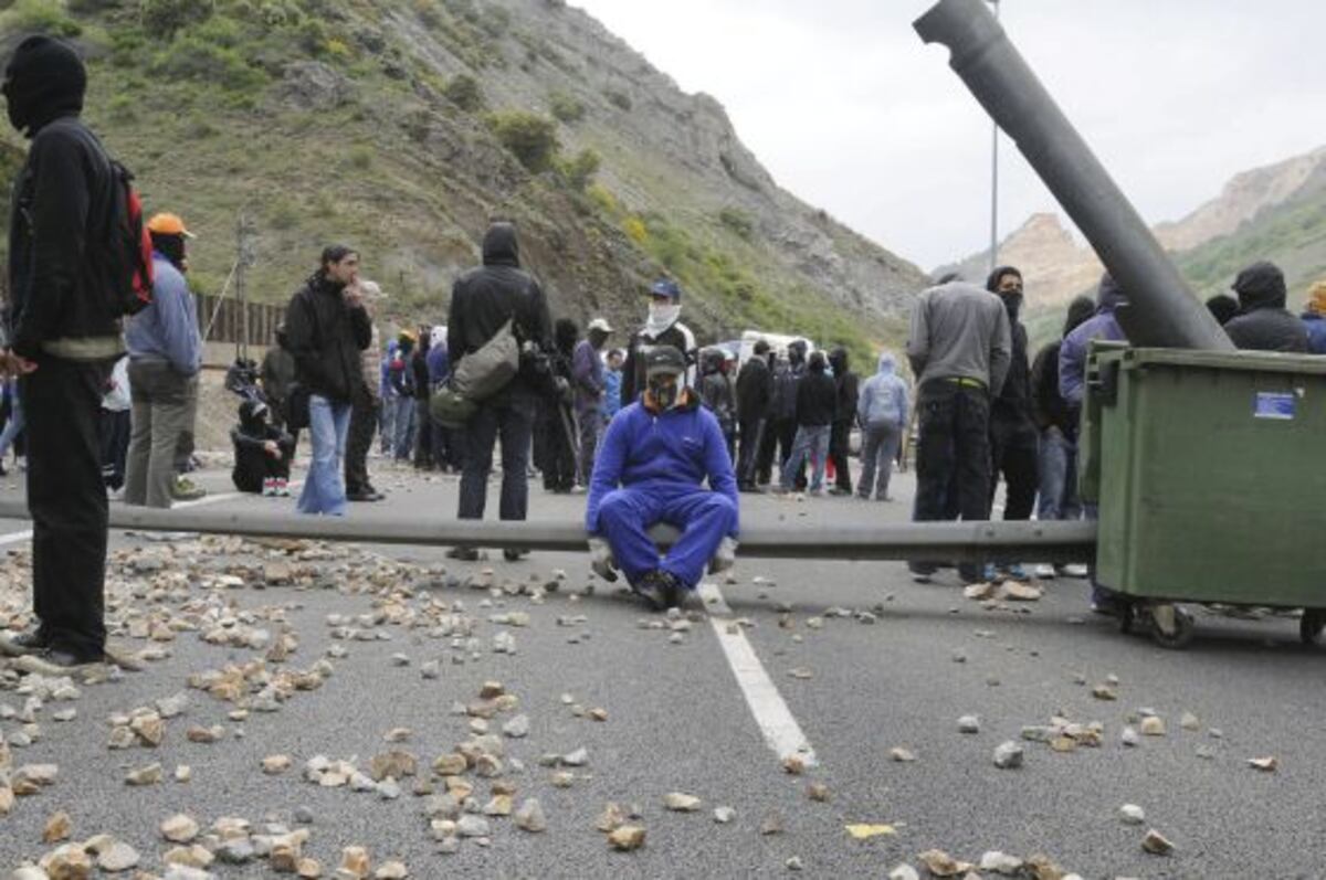 Ocho detenidos por cortar la A-6 en León durante la huelga de la ...