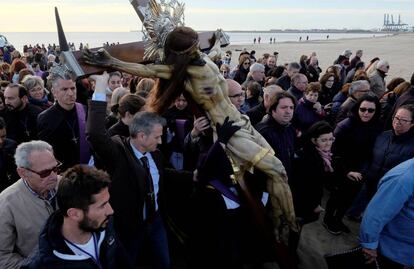 Devotos del Santísimo Cristo del Salvador participan en la procesión frente a la playa en Valencia, el 30 de marzo.