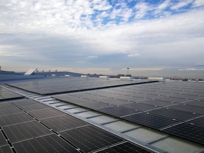 Placas solares en unas instalaciones industriales en Madrid.