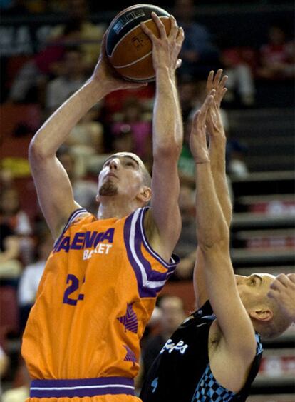 De Colo y Albert Oliver, durante el partido