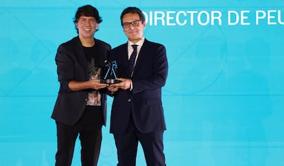 Dani Moreno 'El Gallo', director y presentador de Anda Ya de Los40, y Joao Mendes, director de Peugeot España, premio Los40 al mejor coche urbano del año por el Peugeot 208.