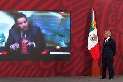 El presidente de México, Andrés Manuel López Obrador, participa en su rueda de prensa matutina mientras muestra en la pantalla una fotografía del periodista Carlos Loret de Mola.