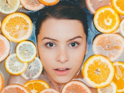 Dale a tu rostro luminosidad y poder antienvejecimiento con un sérum enriquecido con vitamina C.