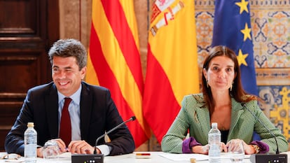 El presidente de la Generalitat, Carlos Mazón, guiña un ojo en presencia de la consejera de Hacienda, Ruth Merino, durante la mesa general de negociación de personal funcionario, estatutario y laboral, y firma el acuerdo para la XI legislatura con las organizaciones sindicales CSIF, UGT-PV y CCOO-PV.