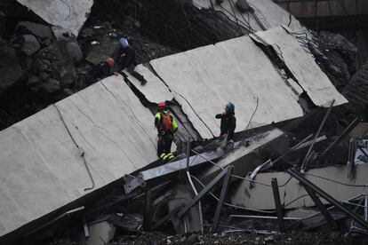 Trabajadores de rescate buscan víctimas entre los escombros del puente Morandi.