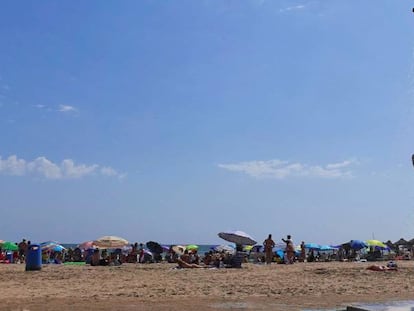 Una joven se refresca en una de las duchas instaladas en la playa de la Malvarrosa de Valencia.