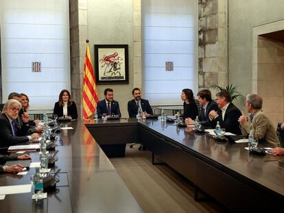 El presidente de la Generalitat, Pere Aragonès, y consejeros del Govern se reúnen con patronal y sindicatos en una reunión extraordinaria del Consell del Diàleg Social en la Generalitat.