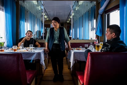 Maira se encuentra al frente del vagón restaurante en un tren que lleva de Aktau a Aral, en Kazajistán. Sirve deliciosos palmeni, plato ruso similar a los ravioli italianos y los dumplings chinos, un verdadero alimento de la ruta de la seda. De vez en cuando, anima con música a los pasajeros.