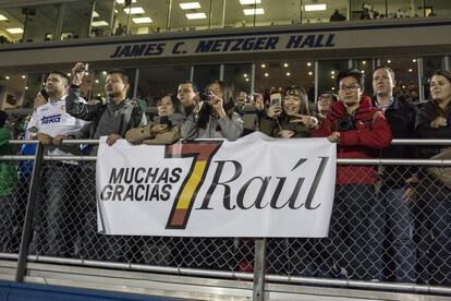 La esperanza canadiense duró poco. Dos minutos después del empate, Cellerino, en una jugada confusa bajo los palos tras un remate de Restrepo, anotó el 2-1 con un ligero toque de balón. En la imagen, un grupo de aficionados se despide de Raúl durante el partido.