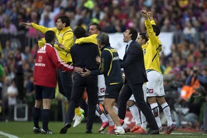 Jugadores y técnicos del Deportivo de la Coruña celebran su permanencia en primera división.