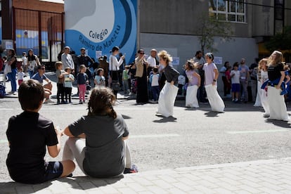 Un grupo de niños participa a una carrera de sacos en frente del colegio Ramiro de Maeztu, en Madrid.