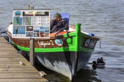 Un patrón espera clientes en el lago del parque natural de la Albufera de Valencia.