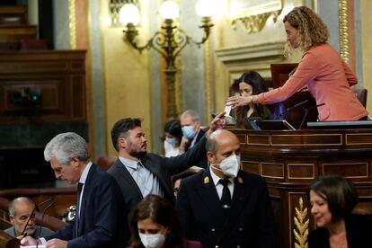 El portavoz parlamentario de ERC, Gabriel Rufián, entrega su voto a la presidenta del Congreso, Meritxell Batet.