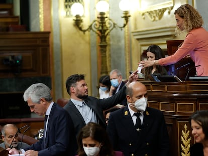 El portavoz parlamentario de ERC, Gabriel Rufián, entrega su voto para los integrantes de la Comisión de Secretos Oficiales a la presidenta del Congreso, Meritxell Batet.