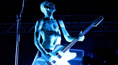 El bajista del grupo Placebo, Stefan Olsdal en el festival de Benidorm