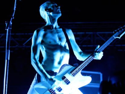 El bajista del grupo Placebo, Stefan Olsdal en el festival de Benidorm