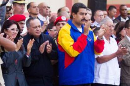 En la imagen, el presidente de Venezuela, Nicols Maduro (c-d), y el presidente de la Asamblea Nacional, Diosdado Cabello (c-i). EFE/Archivo