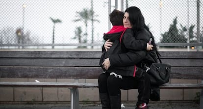 A.M. abraza a su hijo, al que le retiraron la tutela a los tres días de nacer. Tardó cuatro años en recuperarlo.