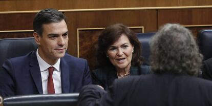 Joan Tardà conversa amb Pedro Sánchez i Carmen Calvo.