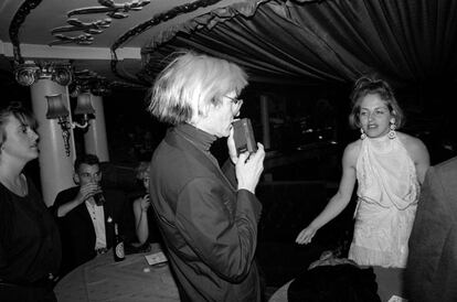 El artista Andy Warhol y la editora británica Isabella Blow, en la inauguración del club Cafe París de Londres, en 1986.