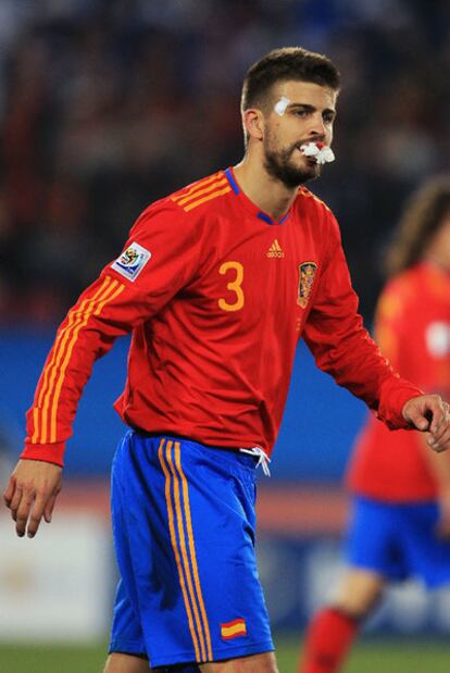 Piqué tras recibir un golpe en la boca ante Honduras.