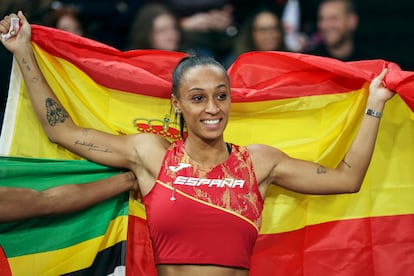 Ana Peleteiro-Compaore sujeta la bandera de España este domingo tras conseguir el bronce en los Mundiales de Atletismo. 