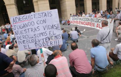 Trabajadores del sector de la construcción durante una sentada en San Sebastián.