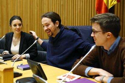 El l&iacute;der de Podemos, Pablo Iglesias acompa&ntilde;ado por el portavoz en el Congreso, &Iacute;&ntilde;igo Errej&oacute;n y la portavoz en la Comisi&oacute;n de Educaci&oacute;n y Deporte, Irene Montero  durante la rueda de prensa posterior a la reuni&oacute;n del grupo parlamentario en el Congreso de los Diputados. 