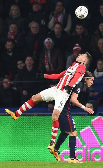 El defensa colombiano del PSV Eindhoven Santiago Arias (i) y el defensa brasileño del Atlético de Madrid Filipe Luis pugnan por un balón aéreo.