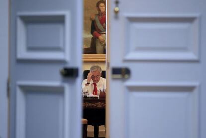 Piñera trabaja en su despacho en el Palacio de la Moneda.