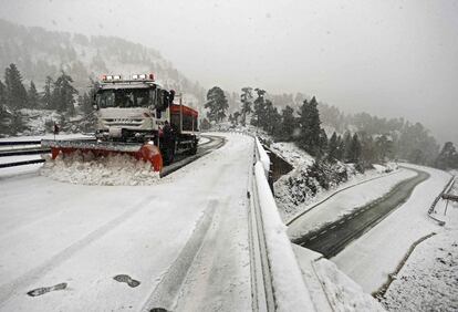 Un camión quitanieves despeja la NA-137 en el puerto de Belagoa (Navarra), donde las carreteras se han visto cubiertas de nieve en el primer temporal de invierno, el 27 de octubre.