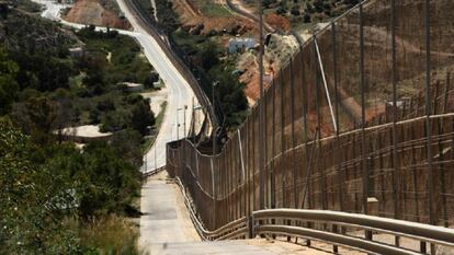 Panorámica general de la valla fronteriza de Melilla y, a su derecha, la valla marroquí.