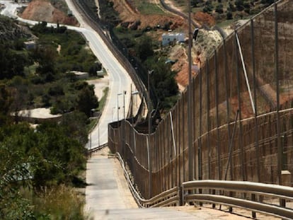 Panorámica general de la valla fronteriza de Melilla y, a su derecha, la valla marroquí.