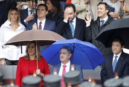 La presidenta de Andalucía Susana Díaz (i), junto al presidente de Cantabria, Miguel Ángel Revilla (c), y el presidente de Asturias y de la gestora del PSOE, Javier Fernández (d), (y arriba) el presidente de Ciudadanos Albert Rivera y su novia, Beatriz Tajuelo.