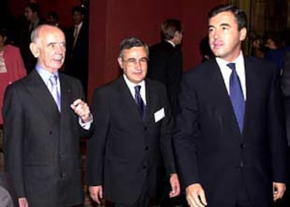 De izquierda a derecha, Jesús Cardenal, Santiago Martínez Vares (presidente de la APM) y Ángel Acebes.