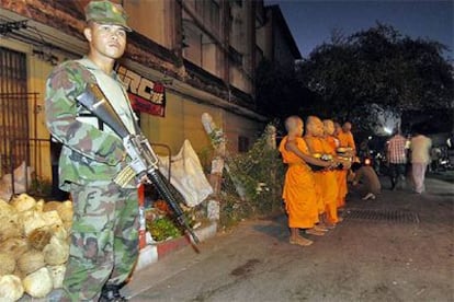 Un soldado tailandés custodia a un grupo de monjes budistas ayer en Naratiwat, al sur del país.