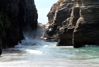 La playa de As Catedrais queda cubierta por el agua ante la llegada de la marea alta.