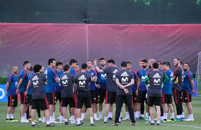El nuevo entrenador de la selección española de futbol, Fernando Hierro, da instrucciones a los jugadores.