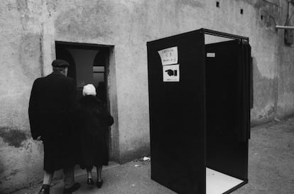 Votantes a su llegada a un colegio electoral en Madrid. En el País Vasco y en Galicia se produjo la abstención más alta. Hubo protestas por la mala calidad de la traducción del texto de la Constitución al gallego, calificada de atentado contra el idioma.