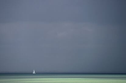 Un barco navega frente a la costa de Saint-Martin-de-Re, Francia.