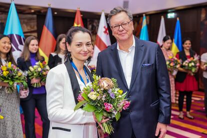 Alexandra Kosteniuk recibe el primer premio del Gran Premio de Mnich, entregado por el principal patrocinador, Roman Krulich