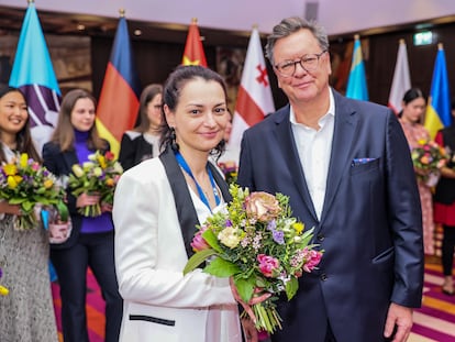 Alexandra Kosteniuk recibe el primer premio del Gran Premio de Múnich, entregado por el principal patrocinador, Roman Krulich