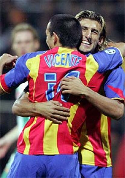 Vicente es abrazado por Angulo tras su gol al Werder Bremen.