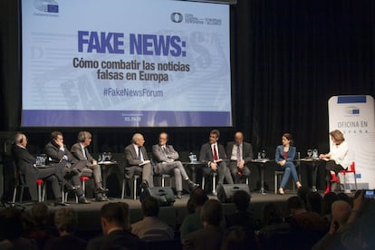 Vista general de los integrantes del diálogo entre los directores de los medios de la Leading European Newspaper Alliance (LENA) durante el foro 'Fake News' celebrado en el Círculo de Bellas Artes.