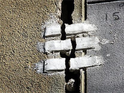 Testigos colocados en una grieta en un edificio del barrio barcelonés del Carmel.