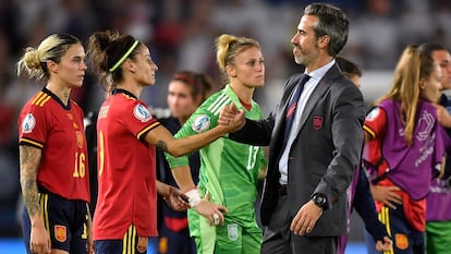 Jorge Vilda saluda a sus jugadoras tras el final del partido.